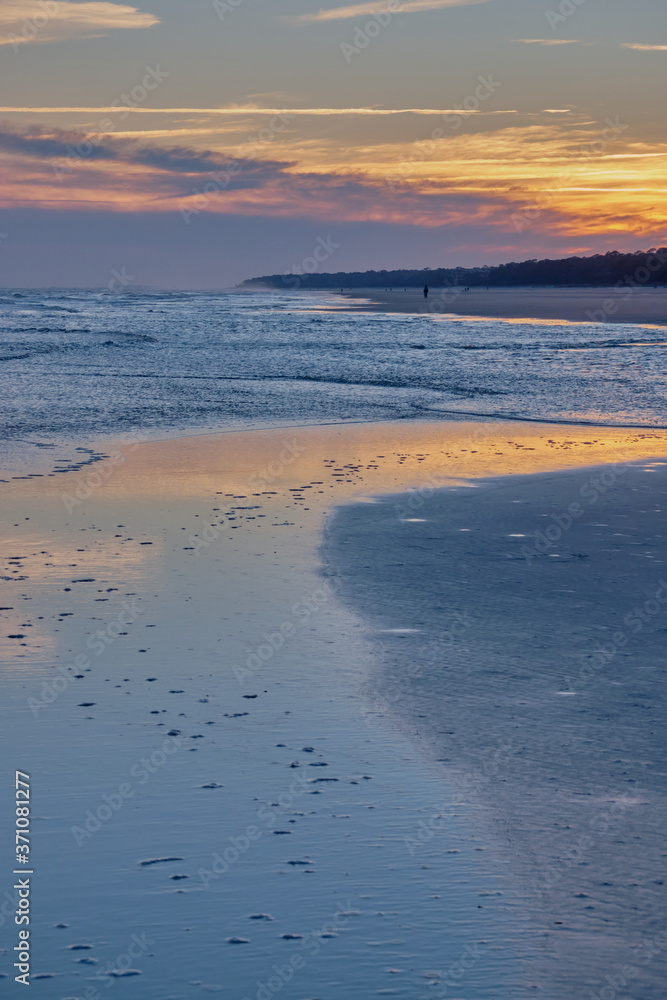 Obraz premium Sun sets into fog bank. Winter on Hilton Head Island.