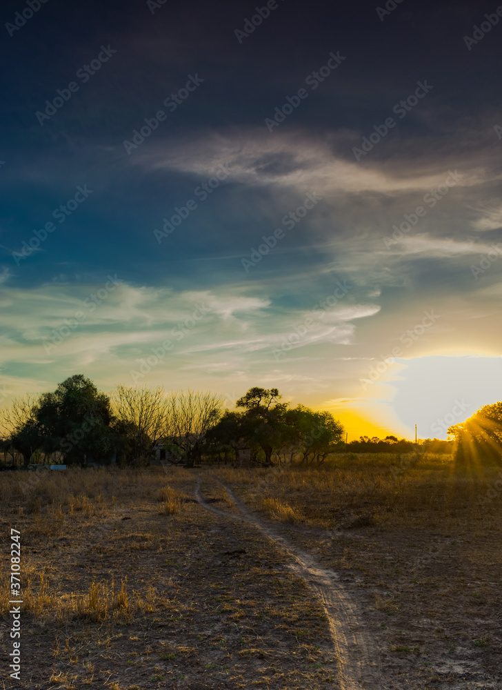 pequeña casa de campo al atardecer pequeña casa de campo al atardecer