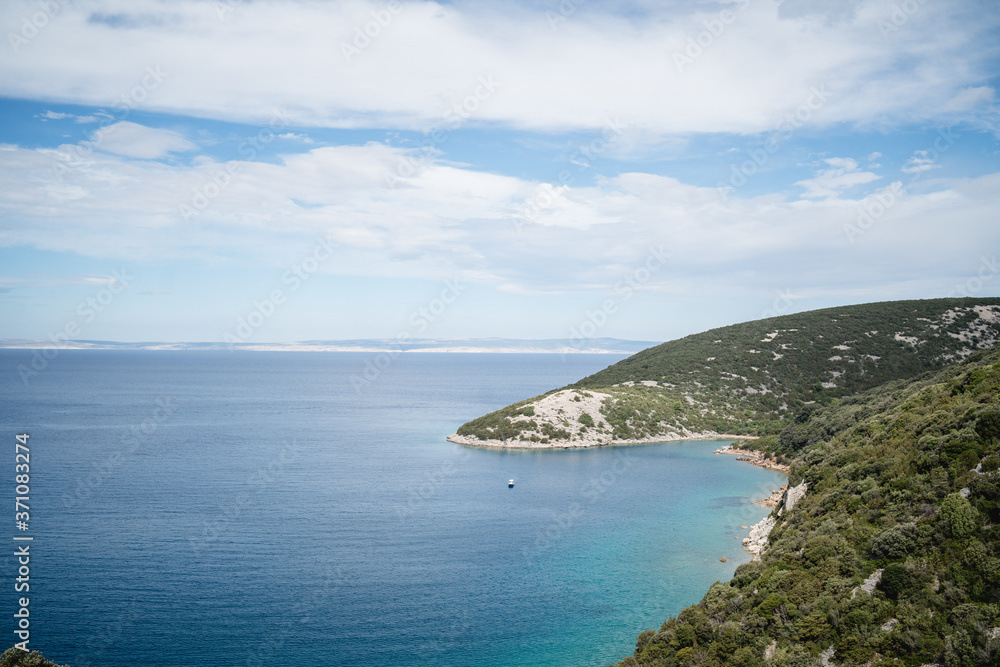 Landzunge im Mittelmeer mit Luxus Yacht in einer Sandstrand Bucht bei der Insel Rab in der nähe von Lopar , Dalmatien, Kroatien