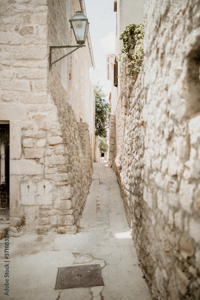 Enge Gasse in der Altstadt von Rab an einem warmen Sommertag  in Kroatien.