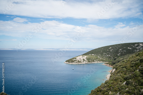 Landzunge im Mittelmeer mit Luxus Yacht in einer Sandstrand Bucht bei der Insel Rab in der nähe von Lopar , Dalmatien, Kroatien © Fotodesign Fast