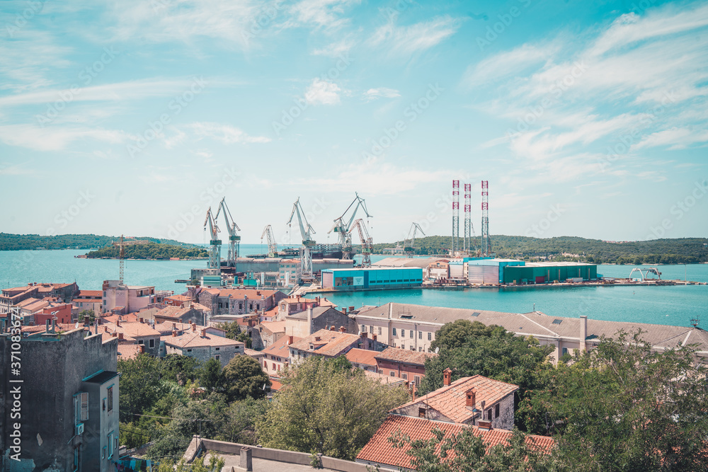 Obraz premium Blick auf den Hafen von Pula, Istrien, Kroatien, mit Blick auf die Werft und das Meer 