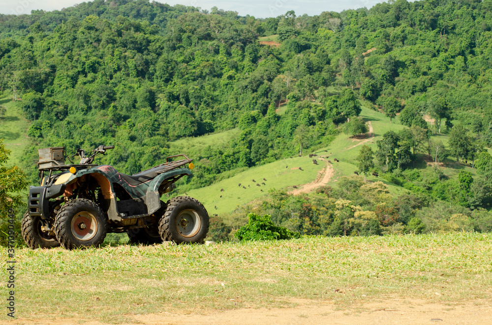 Obraz premium An ATV car parked on the patio with a mountain backdrop Natural attractions