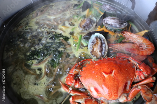 Bomal kalguksu. Noodle Soup with Top Shells