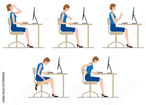 パソコンのデスクワークで疲労する女性