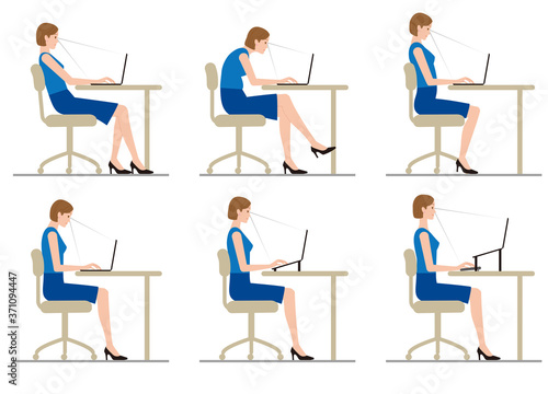ノートパソコンでデスクワークする女性の姿勢 © hiro