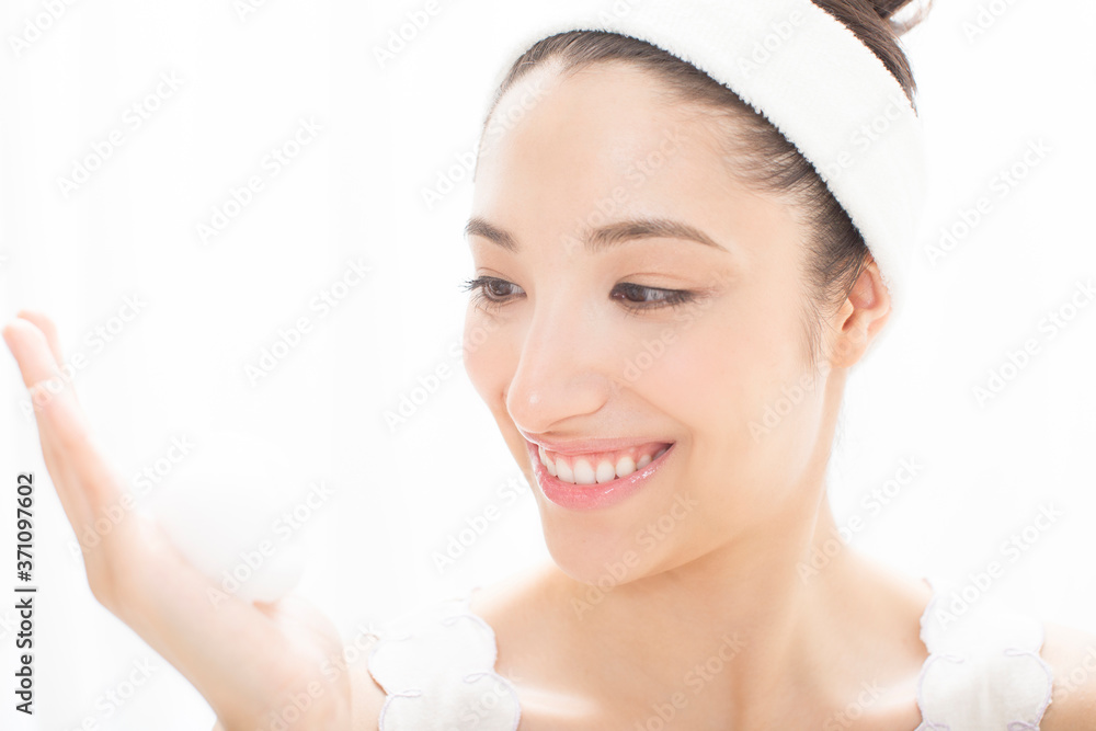 洗顔をする女性