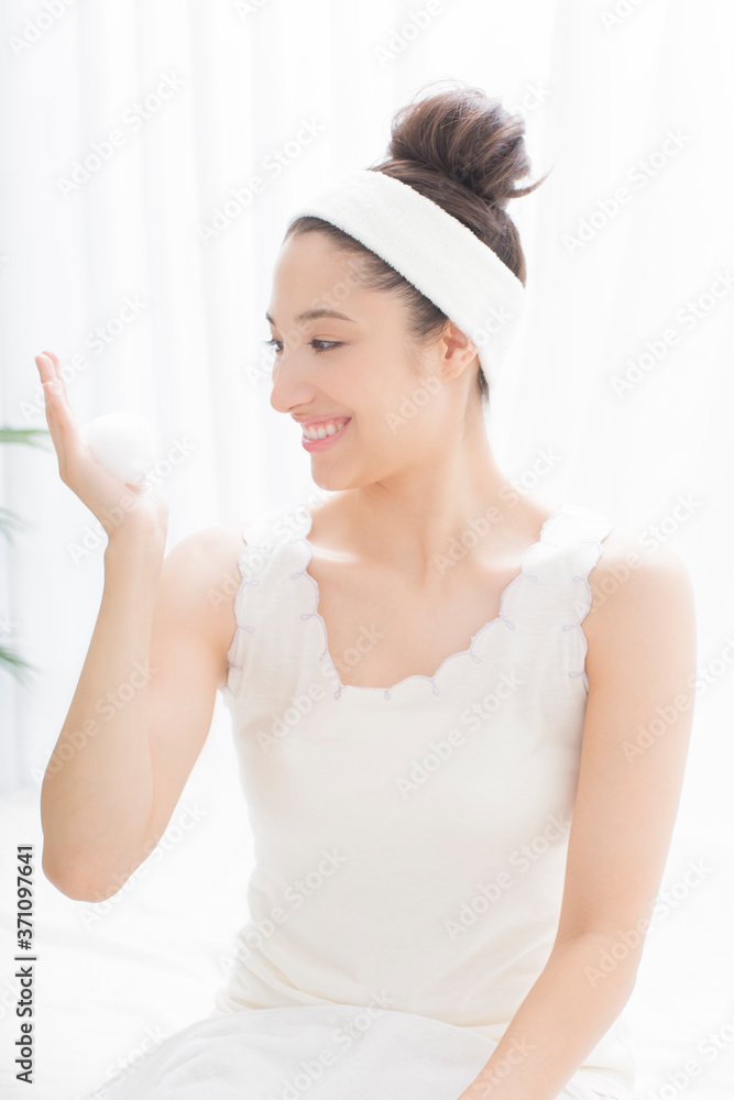 洗顔をする女性 洗顔をする女性