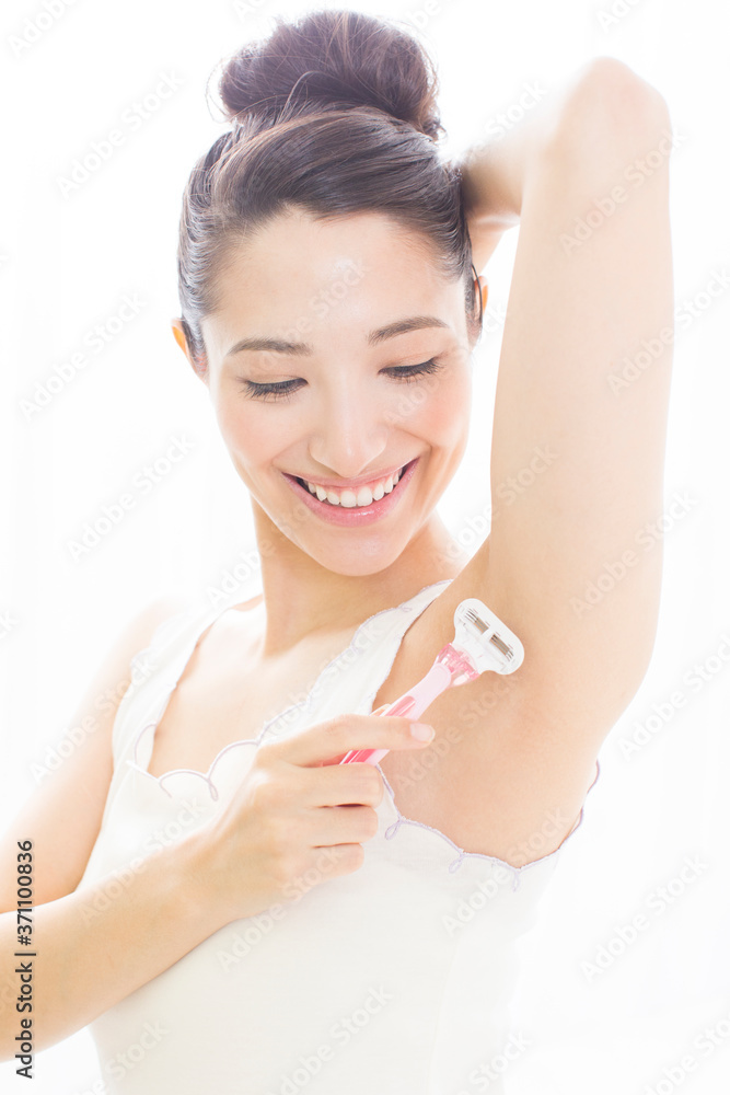 ムダ毛処理をする女性