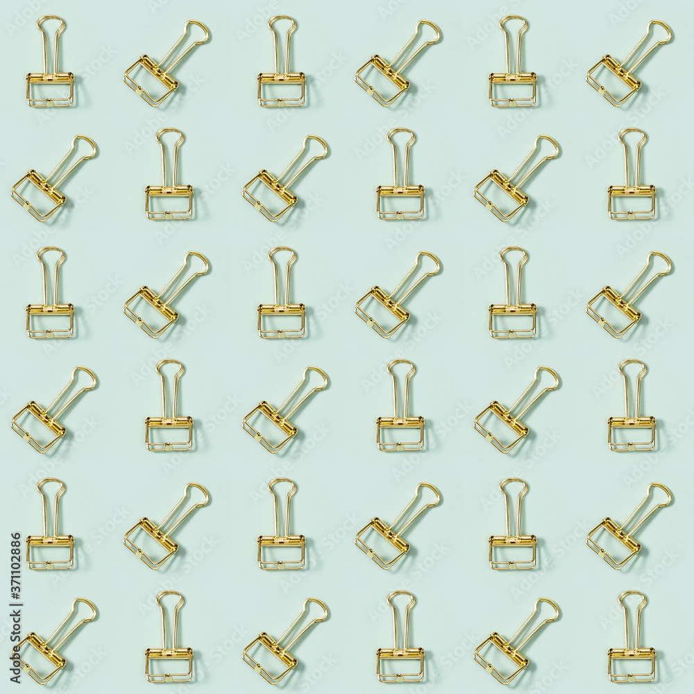Obraz premium Creative seamless pattern with office supplies, golden metal paper clips. School and education concept.