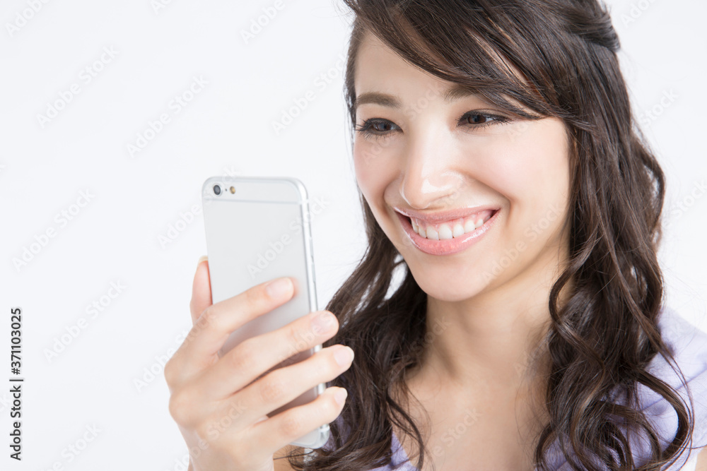 スマホを見る女性 スマホを見る女性