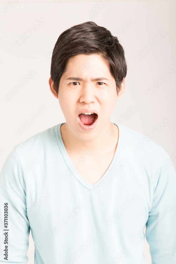 叫ぶ男性 叫ぶ男性