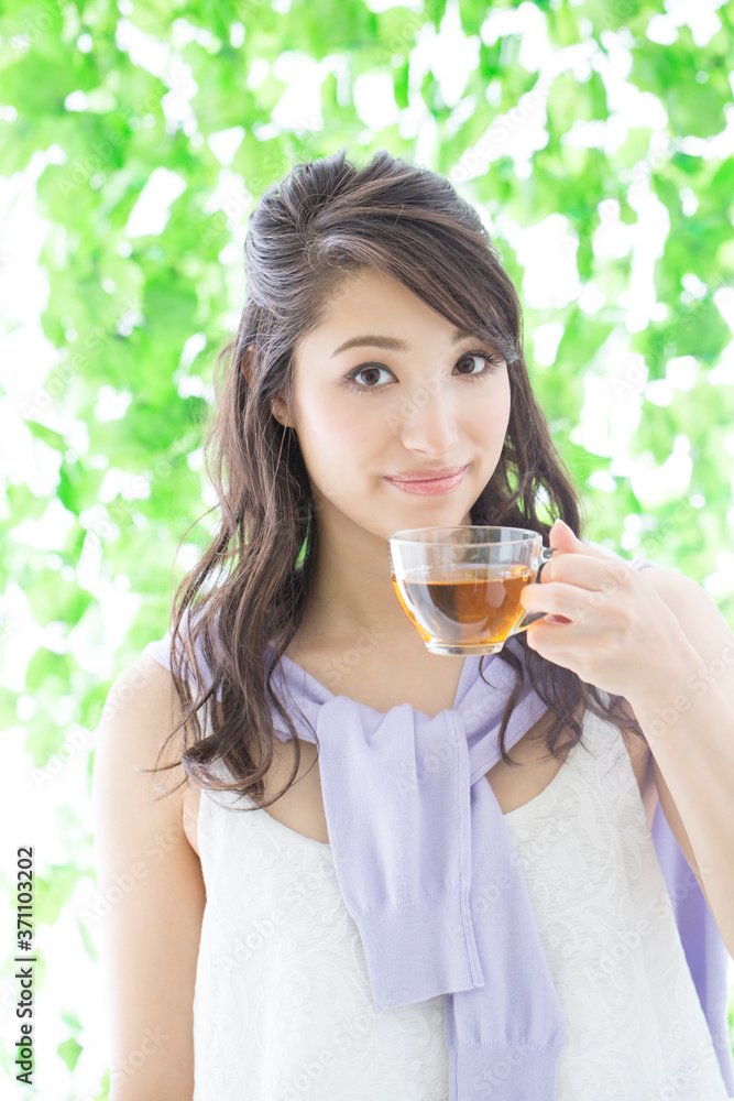お茶を飲む女性 お茶を飲む女性