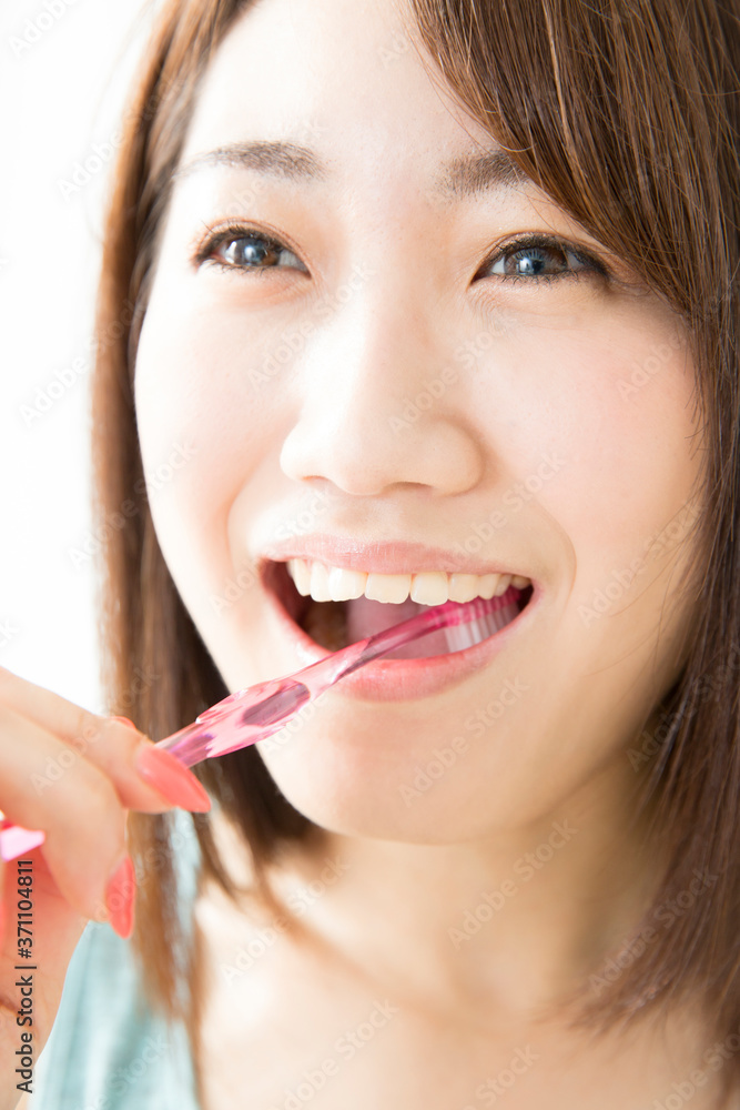 歯を磨く女性 歯を磨く女性
