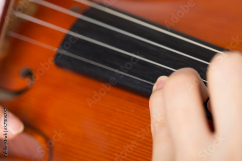 バイオリンを弾く女性の手元