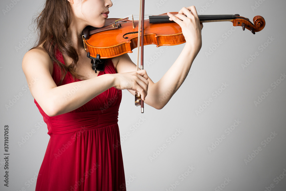 バイオリンを弾く女性