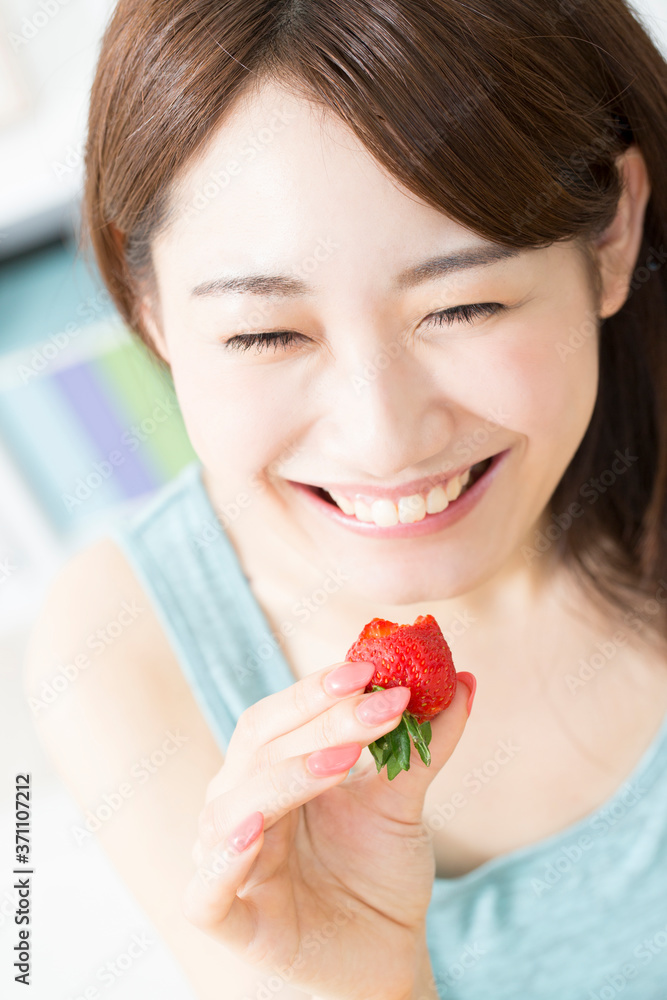 苺を食べる女性