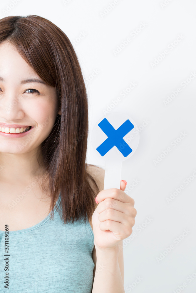 バツプレートを持つ女性 バツプレートを持つ女性