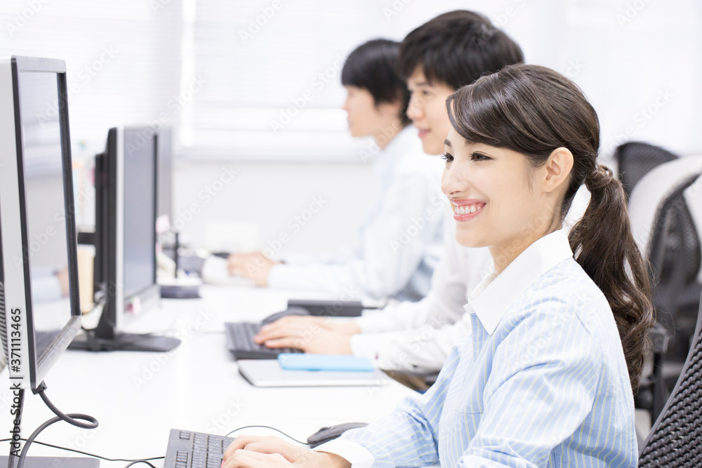 Fototapeta premium デスクワークをするＯＬ