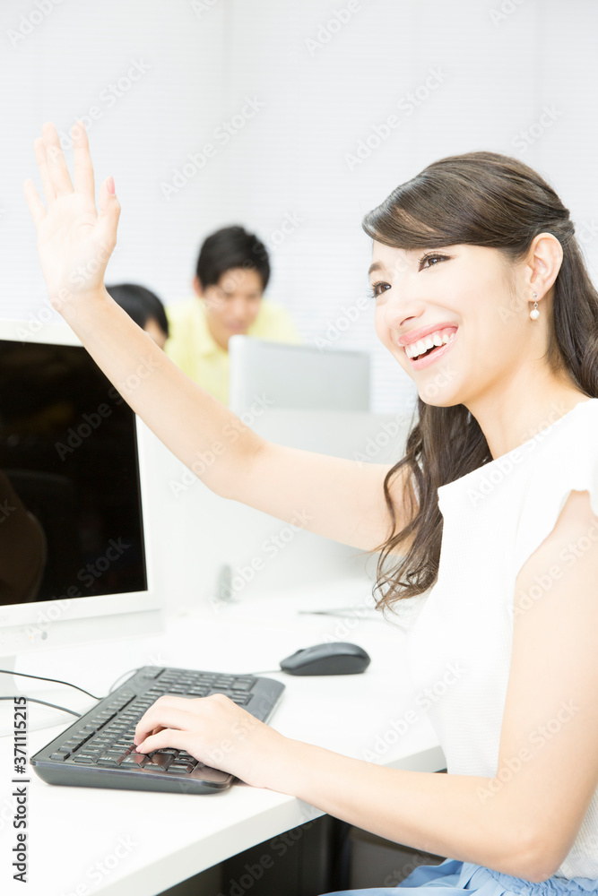 手を振る女性社員 手を振る女性社員