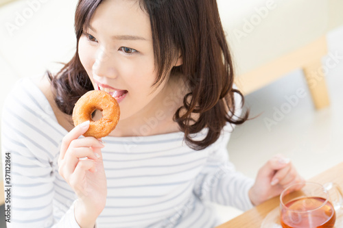 ドーナツを食べる女性