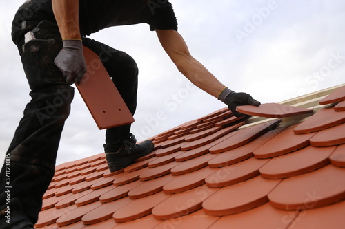 Roofing work, new covering of a tiled roof © U. J. Alexander