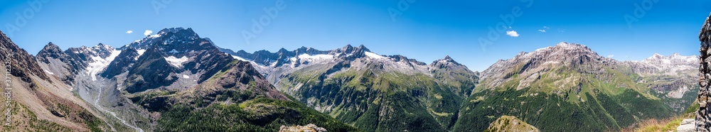 Alpen Panorama Monte Disgrazia im Sommer vom Torrione Porro im Valmalenco vom Pizzo Rachele bis  Monte Moretto bei blauem Himmel