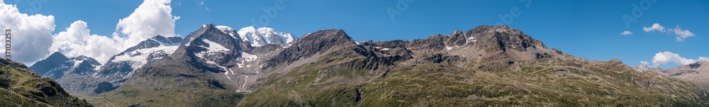 Weites Panorama im Sommer vom Pizzo di Varuna über den Piz Palü, Diavolezza Bahn bis Piz Chalchagen von der Lagalp Bahn Weites Panorama im Sommer vom Pizzo di Varuna über den Piz Palü, Diavolezza Bahn bis Piz Chalchagen von der Lagalp Bahn