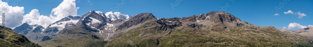 Weites Panorama im Sommer vom Pizzo di Varuna über den Piz Palü, Diavolezza Bahn bis Piz Chalchagen von der Lagalp Bahn