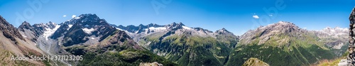 Alpen Panorama Monte Disgrazia im Sommer vom Torrione Porro im Valmalenco vom Pizzo Rachele bis Monte Moretto bei blauem Himmel