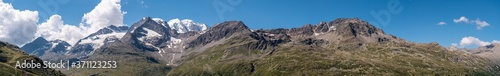 Weites Panorama im Sommer vom Pizzo di Varuna über den Piz Palü, Diavolezza Bahn bis Piz Chalchagen von der Lagalp Bahn
