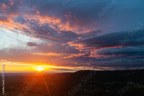 Magnifico panorama della pianura padana di Modena, Emilia Romagna, all'alba in estate, con spettacolari colori delle nuvole e del cielo photo