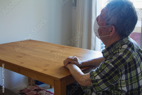 テーブル前に座る老人男性2