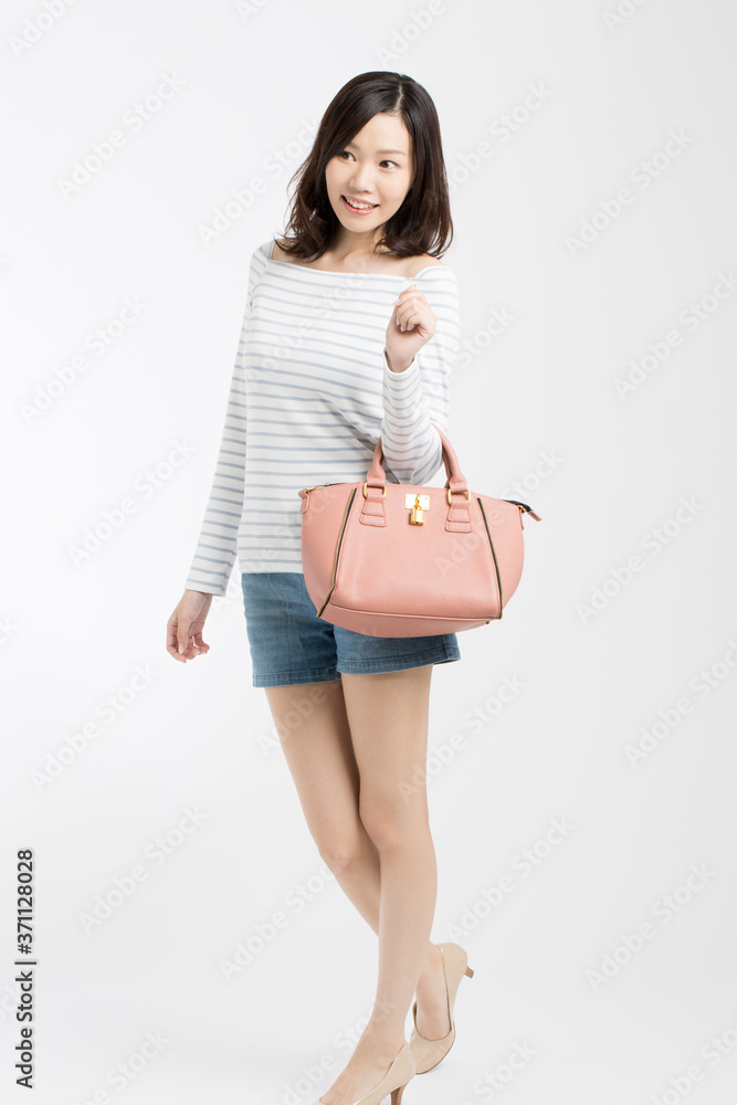 鞄を持った女性 鞄を持った女性