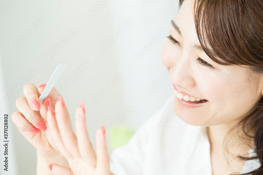 爪の手入れをする女性
