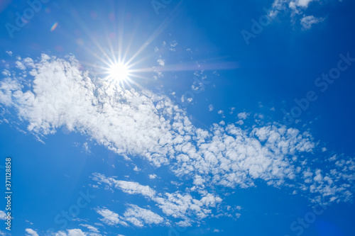 【写真素材】 青空と雲 真夏の空 背景素材 8月 コピースペース
