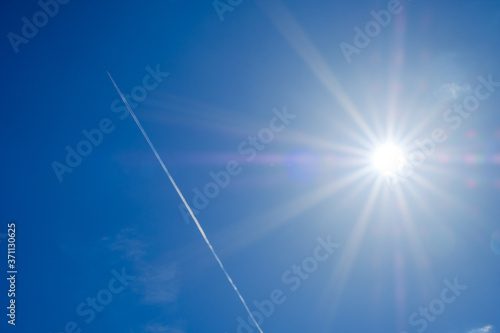 【写真素材】 飛行機雲と夏の空 背景素材 8月 コピースペース
