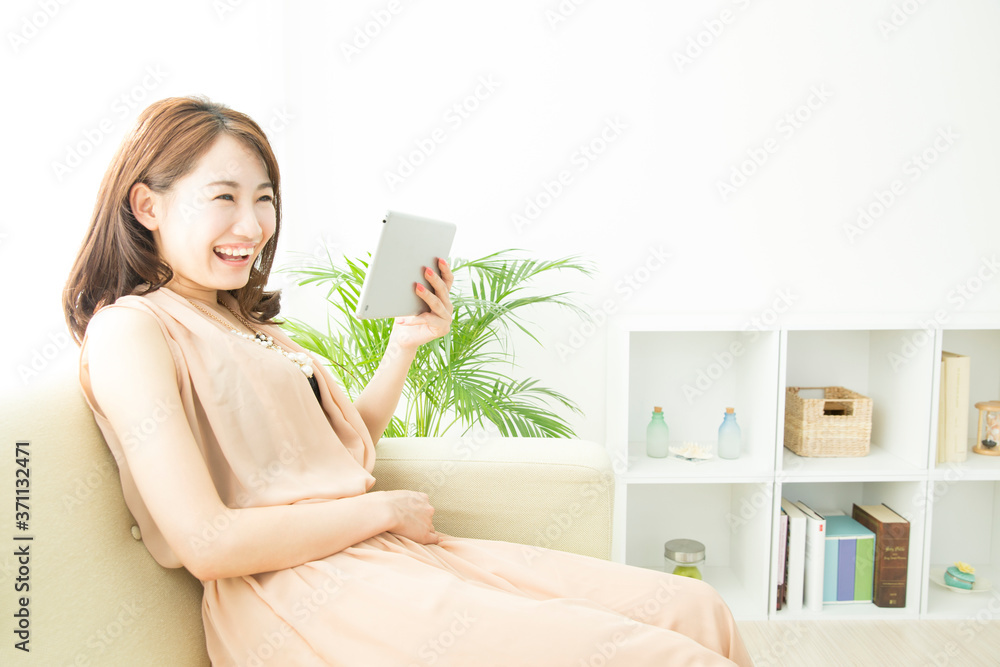 タブレットPCを見る女性 タブレットPCを見る女性
