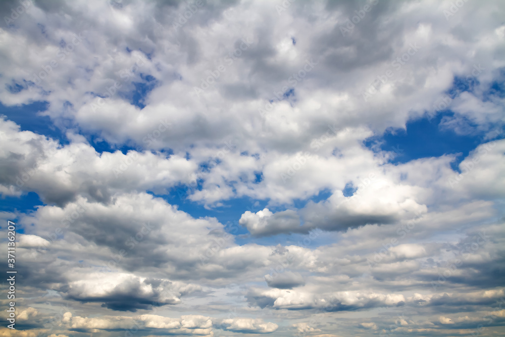 Obraz premium Blue sky background with white clouds