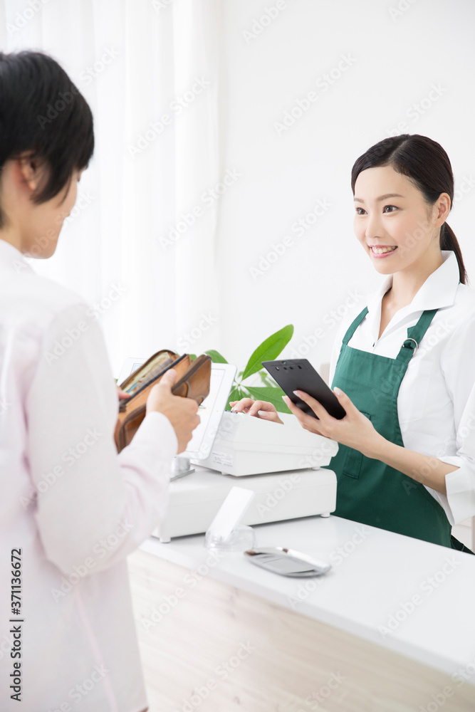 会計をする女性店員 会計をする女性店員