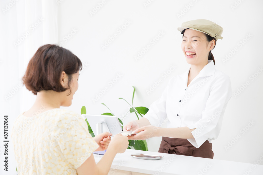 会計をするカフェ店員