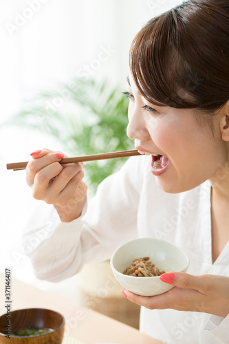 納豆を食べる女性