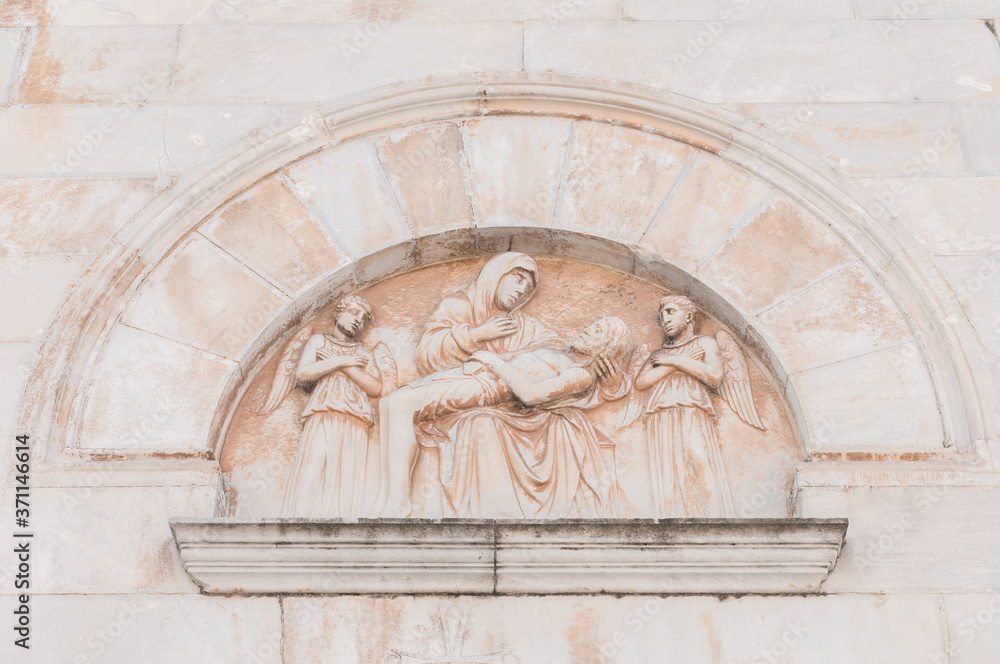 Bas-relief depicting the deposition of Jesus on the facade of the cathedral of Pietrasanta.