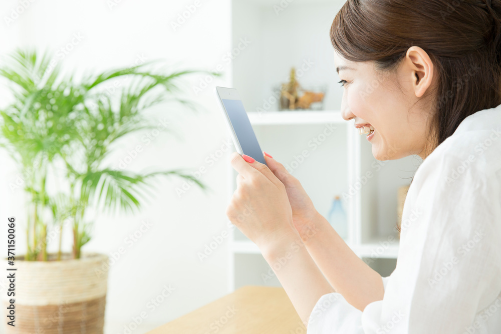 タブレットＰＣを見る女性