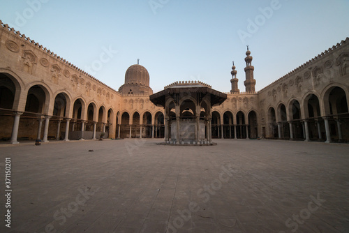 Obraz na płótnie Sultan al-Mu'ayyad mosque courtyard without people at sunset w salonie
