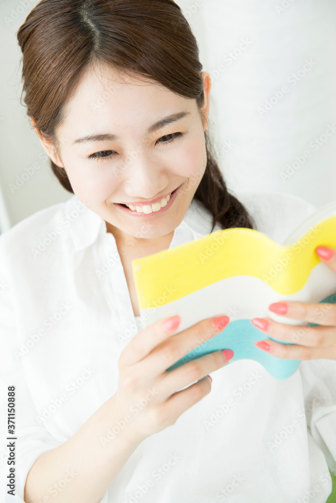 本を読む女性 本を読む女性