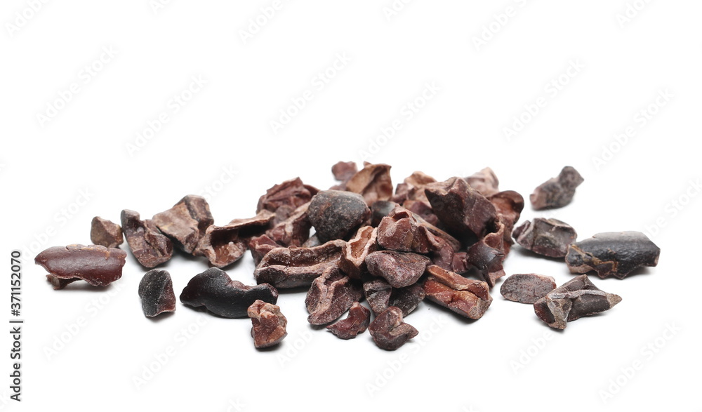 Obraz premium Chopped up cocoa pieces pile, isolated on white background, closeup
