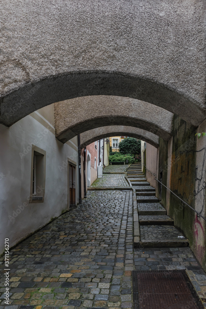 Obraz premium Altstadtgasse mit Schwibbögen in Passau