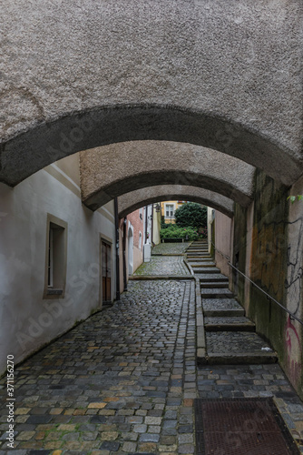 Altstadtgasse mit Schwibb  gen in Passau