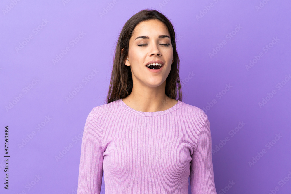 Obraz premium Young caucasian woman over isolated background shouting to the front with mouth wide open